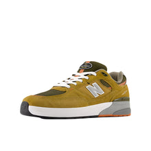 Load image into Gallery viewer, New Balance Numeric - Andrew Reynolds 933 in Camel and Dark Brown
