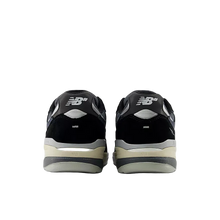 Load image into Gallery viewer, New Balance Numeric - Andrew Reynolds 933 in Black/Eclipse
