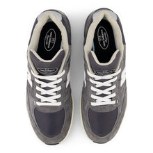 Load image into Gallery viewer, New Balance Numeric - Andrew Reynolds 933 in Dark Grey/White

