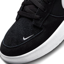 Load image into Gallery viewer, Nike SB - Force 88 in Black/Black/White
