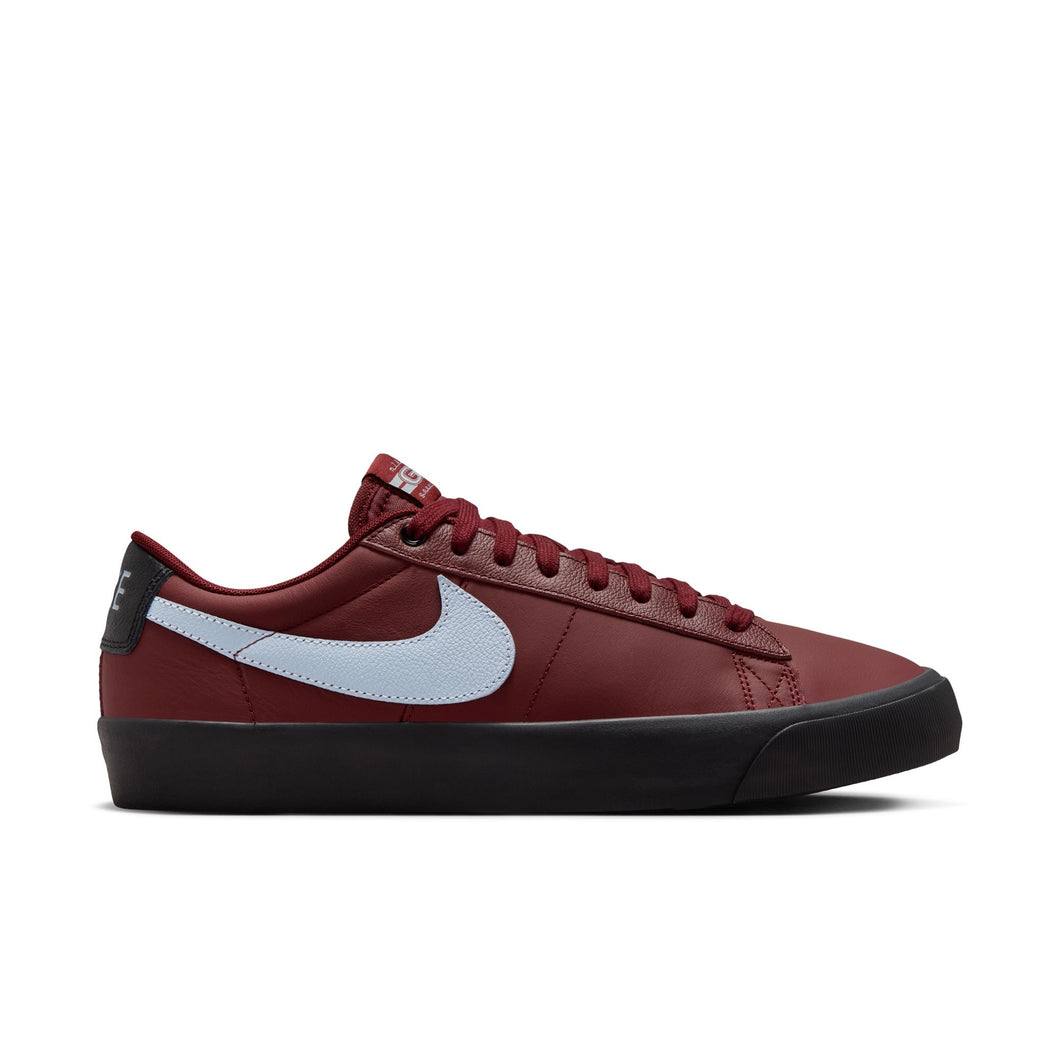 Nike SB - Zoom Blazer Low Pro Gt in Dark Team Red/Dark Team Red/Black/Light Armoury Blue